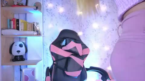 alexaavandercloude online show from July 24, 2026, 7:45 pm