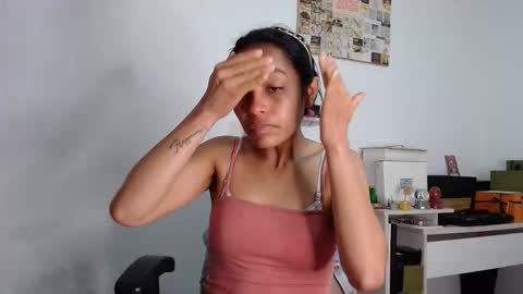 Snapshot of alia054 chatting on April 22, 2026, 1:01 pm Alia online show from April 22, 2026, 1:01 pm
