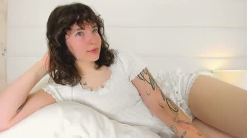 Snapshot of angelicmoon chatting on July 21, 2026, 2:47 am Angelic online show from July 21, 2026, 2:47 am