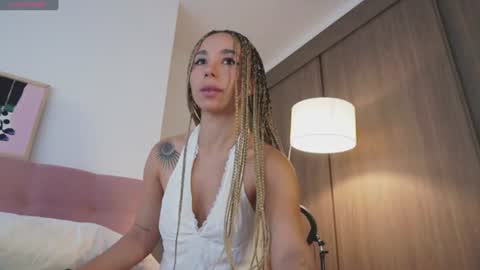 Snapshot of annie_es chatting on July 2, 2026, 12:44 pm Annie online show from July 2, 2026, 12:44 pm