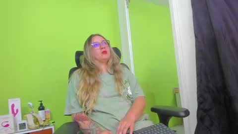 Snapshot of auradivina2 chatting on July 5, 2026, 4:19 am Aura Divina online show from July 5, 2026, 4:19 am