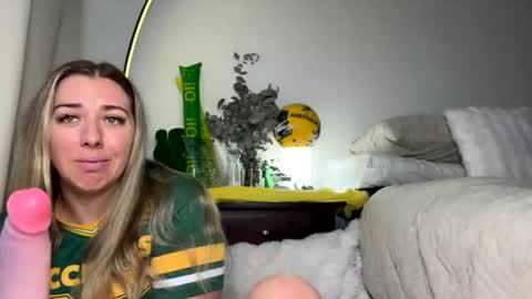 aussielulu online show from June 17, 2026, 2:36 am