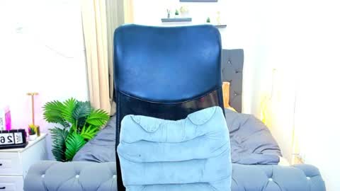 candiceferragamo online show from July 28, 2026, 3:21 pm