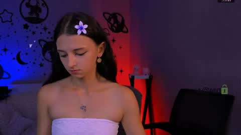 Snapshot of caroline_honeyy chatting on July 13, 2026, 9:01 am Caroline online show from July 13, 2026, 9:01 am