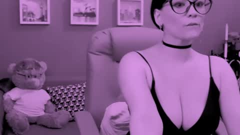The Queen online show from May 4, 2026, 2:02 pm