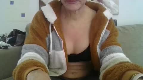 cinthia2525 online show from May 17, 2026, 9:38 am