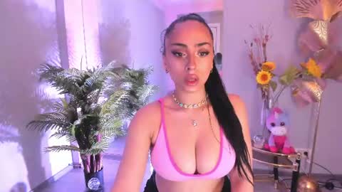 cupcake_izzy online show from July 8, 2026, 5:17 pm