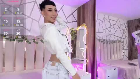 cyrus_tay online show from June 19, 2026, 8:01 pm