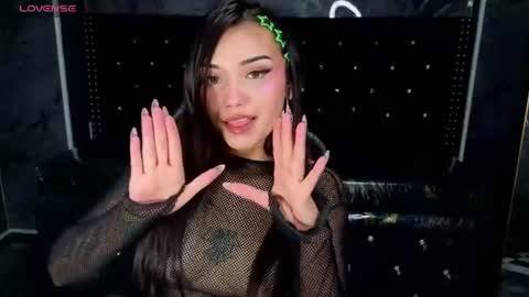 daphne_nicole_b online show from June 19, 2026, 1:04 pm