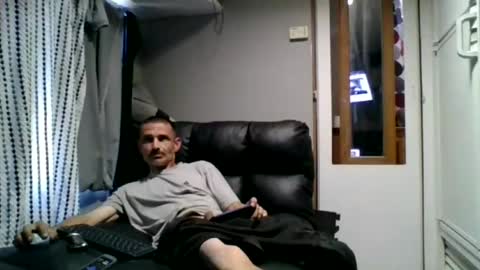 dzznutzz9 online show from August 6, 2026, 4:42 pm