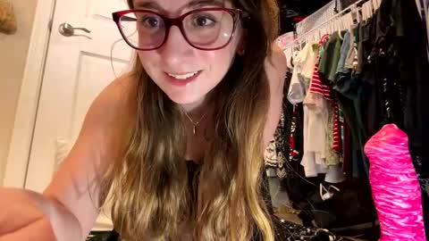 Elenore Hoesevelt online show from November 24, 2025, 3:17 am