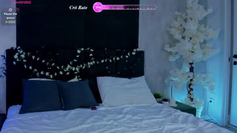 Snapshot of emilia_cross chatting on July 6, 2026, 7:27 pm Emilia online show from July 6, 2026, 7:27 pm