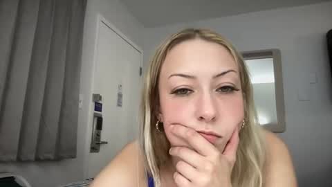 Snapshot of emmaraee chatting on June 14, 2026, 6:26 am emmaraee online show from June 14, 2026, 6:26 am