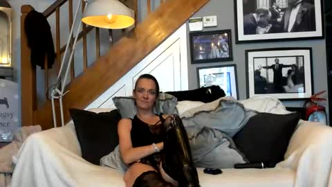 Snapshot of englishcouple81 chatting on May 3, 2026, 12:49 am englishcouple81 online show from May 3, 2026, 12:49 am