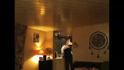 Erwins room welcome sound on online show from February 9, 2025, 8:34 pm