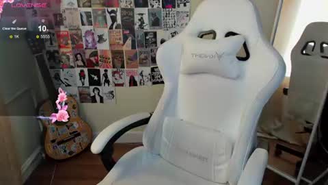 Evelina online show from June 17, 2026, 1:19 am