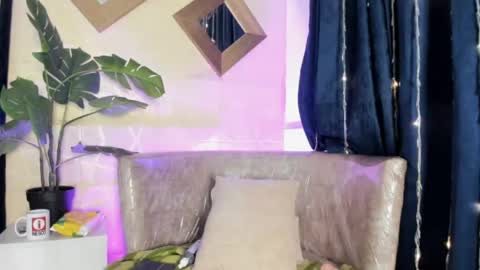 Snapshot of evelyn__rose1 chatting on June 5, 2026, 6:52 am evelyn__rose1 online show from June 5, 2026, 6:52 am