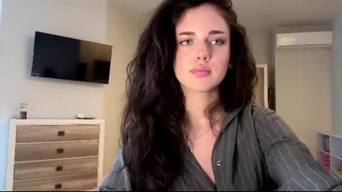 Mia online show from June 27, 2026, 12:22 pm
