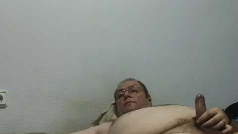 guillervlc online show from August 4, 2026, 4:15 am