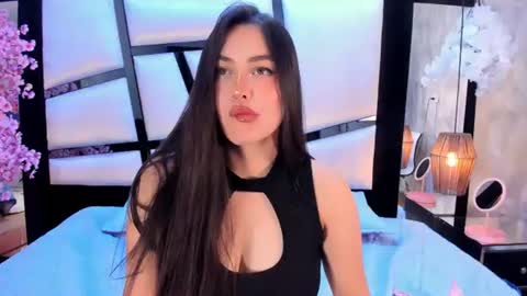 hannacollins_2 online show from July 25, 2026, 1:19 pm