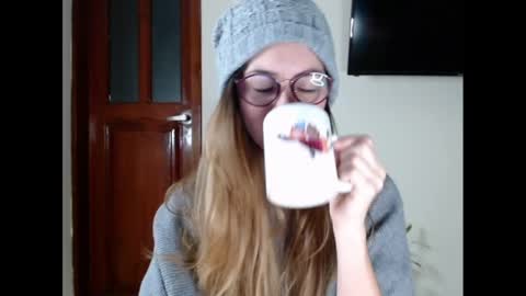hanny_333 online show from January 21, 2025, 9:35 am
