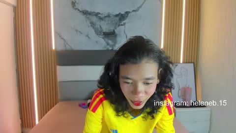 Snapshot of helenebird chatting on June 17, 2026, 8:32 pm online show from June 17, 2026, 8:32 pm