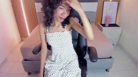 Snapshot of helenebird chatting on June 24, 2026, 8:19 pm online show from June 24, 2026, 8:19 pm