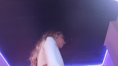 hellen__smith_ online show from June 26, 2026, 7:40 pm