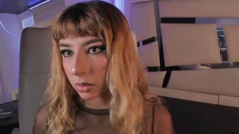 hellen__smith_ online show from July 20, 2026, 8:33 pm