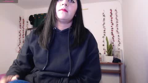 hilaril18 online show from June 26, 2026, 8:57 pm