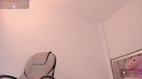 holly_16 online show from June 25, 2026, 6:12 pm