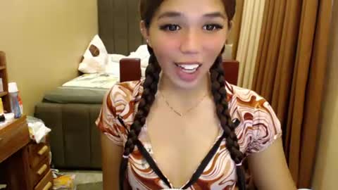 holy_molly1 online show from June 24, 2026, 4:33 am