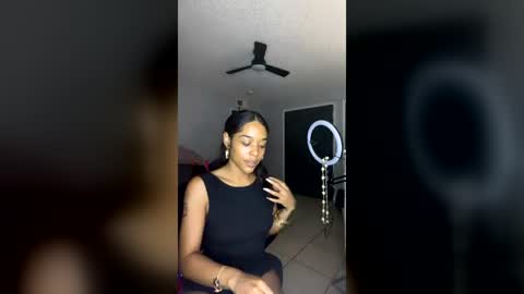 honeyrayxx online show from July 19, 2026, 1:53 am