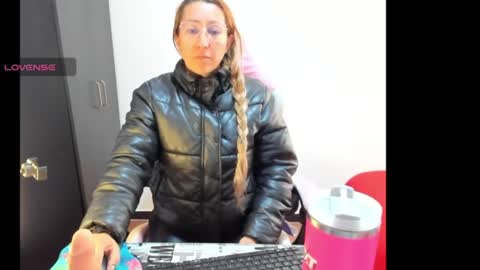 hottychrystal online show from June 19, 2026, 1:37 pm