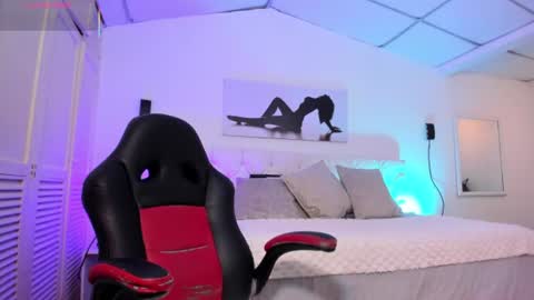 Snapshot of houseigth_ chatting on August 4, 2026, 1:36 pm online show from August 4, 2026, 1:36 pm