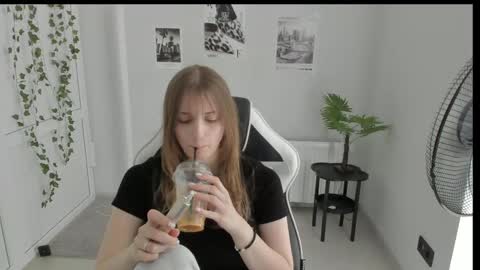 Snapshot of jenniestar chatting on May 23, 2026, 12:20 pm Karla online show from May 23, 2026, 12:20 pm