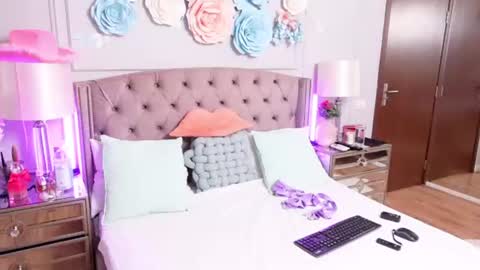 JenniferLovveX online show from June 18, 2026, 4:02 am