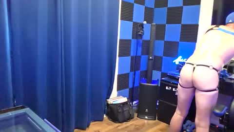 Snapshot of jizzyblue chatting on May 17, 2026, 9:33 pm Jizzy Blue online show from May 17, 2026, 9:33 pm