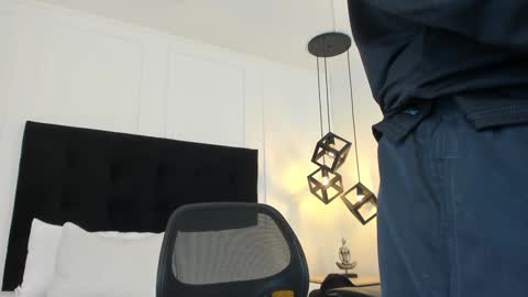 Jonathan Danielss  online show from February 5, 2025, 11:44 am