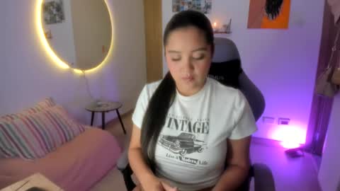 juli_santos_22 online show from July 19, 2026, 4:11 pm