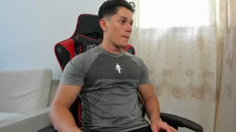 julian_wallace1 online show from July 7, 2026, 5:28 pm