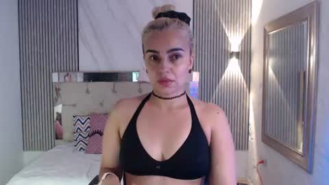 julieta__fox_ online show from June 12, 2026, 7:02 pm