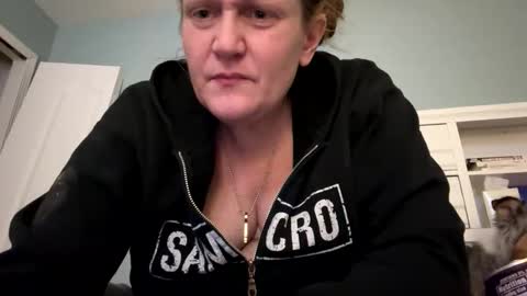 kellilyn10 online show from April 13, 2026, 1:44 am