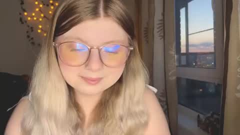 KiraYume online show from June 17, 2026, 10:32 pm