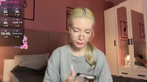 Bella and Alexandra online show from June 18, 2026, 2:43 pm
