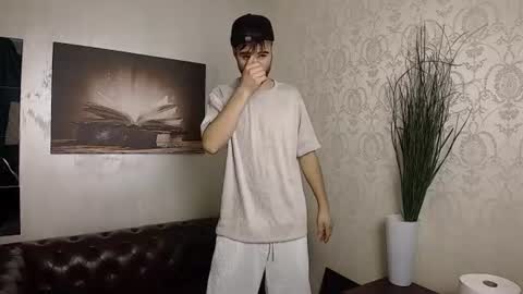KyloEast online show from July 23, 2026, 4:43 am