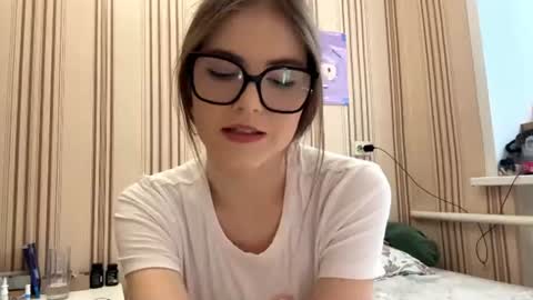 Mia online show from June 10, 2026, 1:32 pm