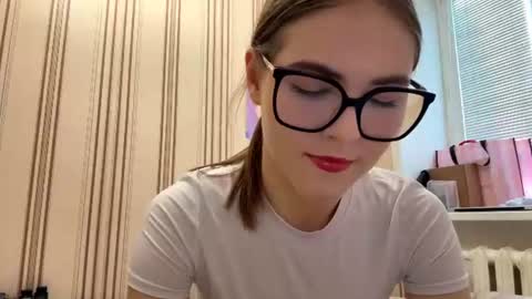 Mia online show from June 25, 2026, 12:09 pm
