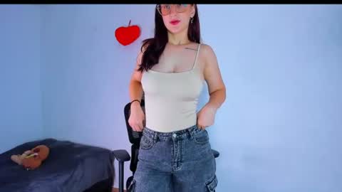 LauraIvy online show from June 19, 2026, 1:15 pm