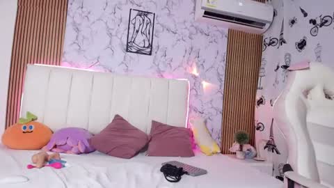 lelany_evans online show from June 19, 2026, 4:17 am